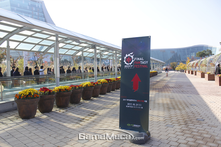 입장을 기다리고 있는 게이머들이 한 가득